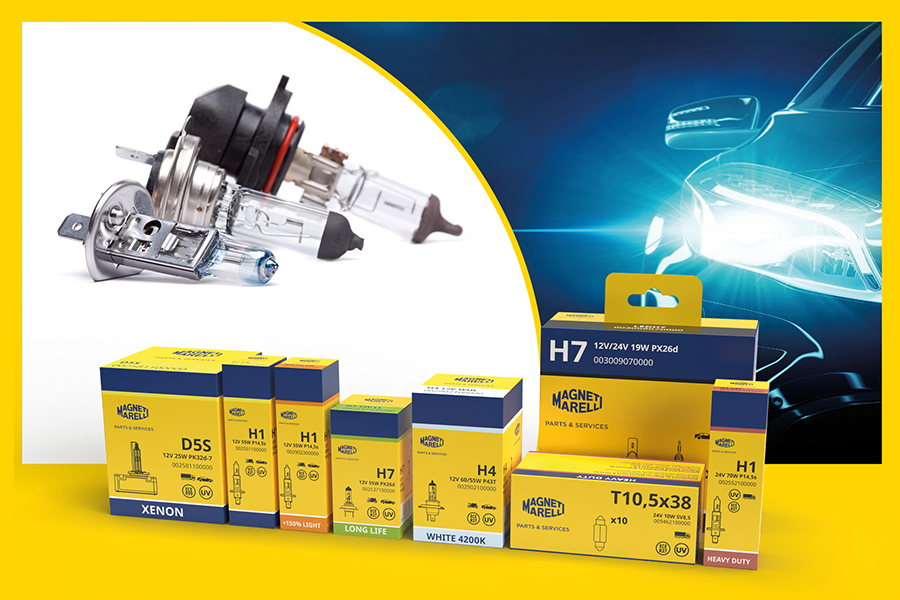 Drie soorten lampen van Magneti Marelli Parts & Services op de voorgrond, representatief voor het technologische aanbod. Op de achtergrond de verpakkingen van de verschillende productlijnen, elk gekenmerkt door hun eigen lamptype. Op de achtergrond een deel van de silhouet van een voertuig met ingeschakelde koplamp, symbool voor innovatie en prestaties.